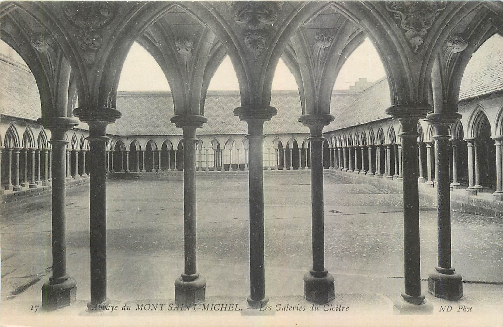 CPA Abbaye du Mont Saint Michel Les Galeries du Cloitre 