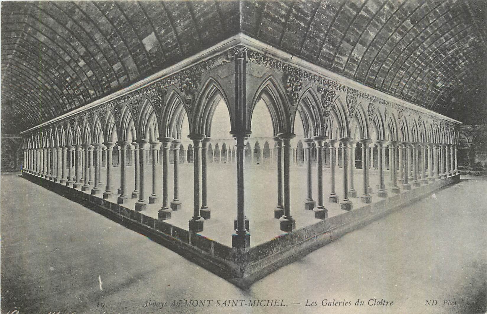 CPA Abbaye du Mont Saint Michel Les Galeries du Cloitre 