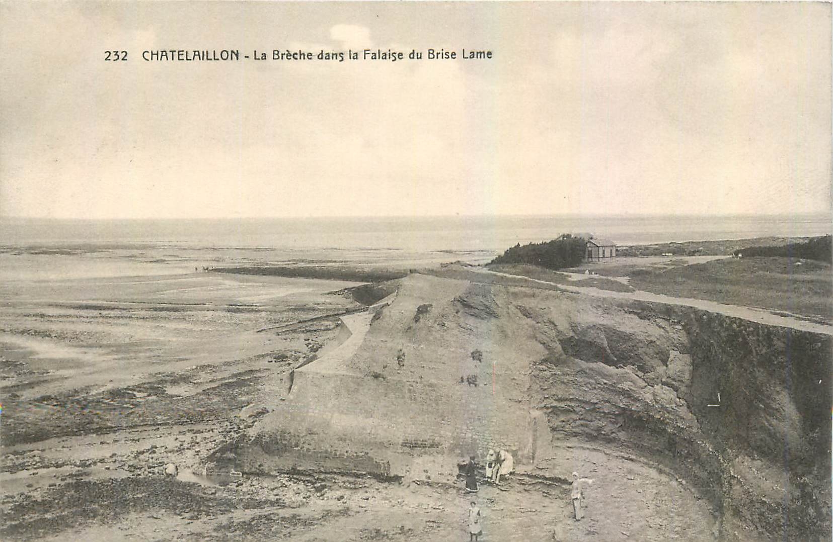 CPA Chatelaillon La Breche dans la Falaise du Brise Lame 