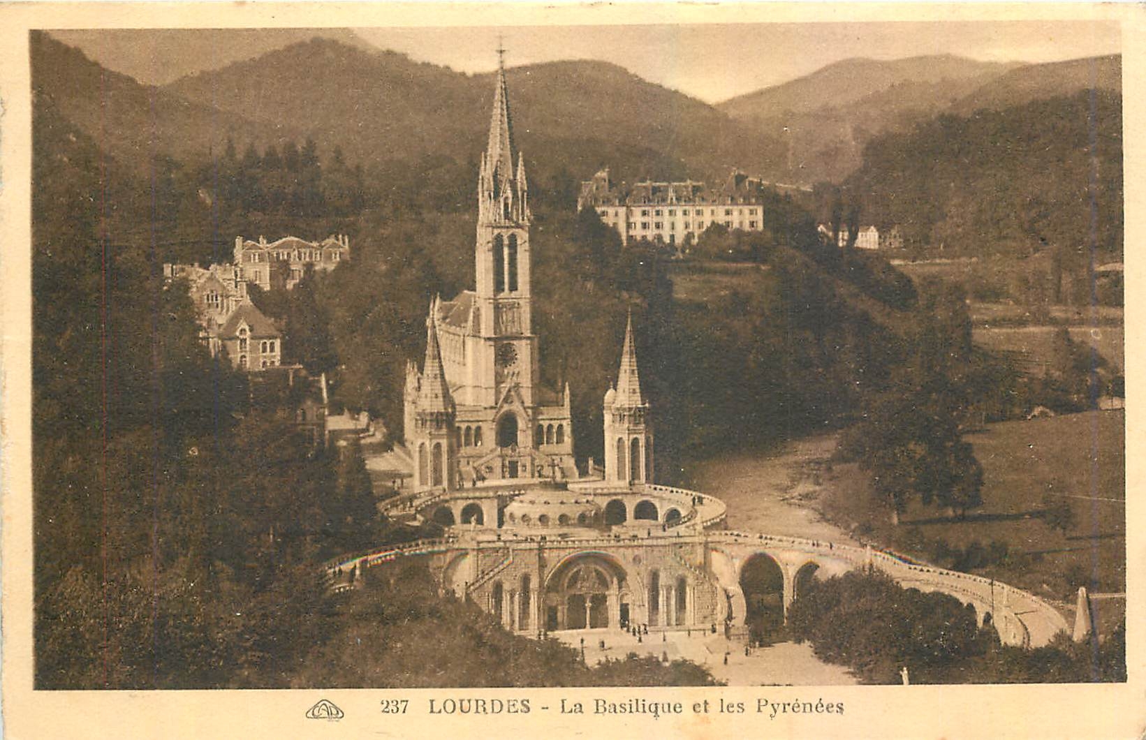 CPA Lourdes La Basilique et les Pyrenees 