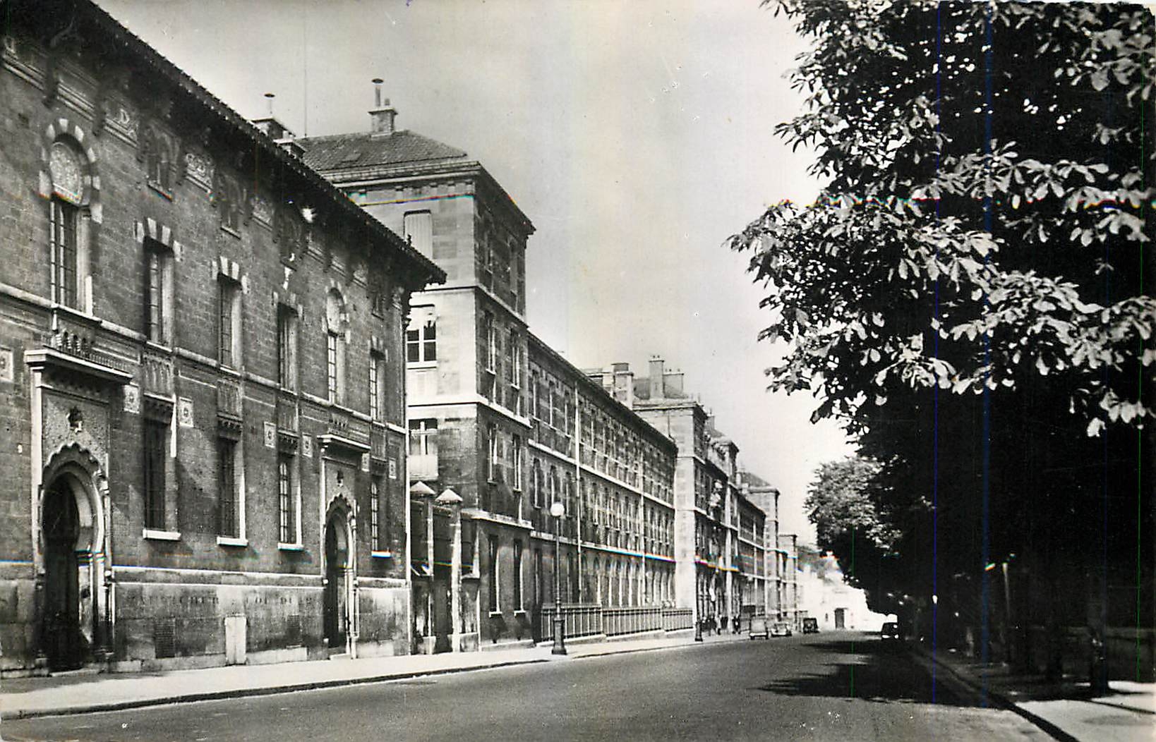 CPM Lycee Montaigne Facade sur les Jardins du Luxembourg Paris