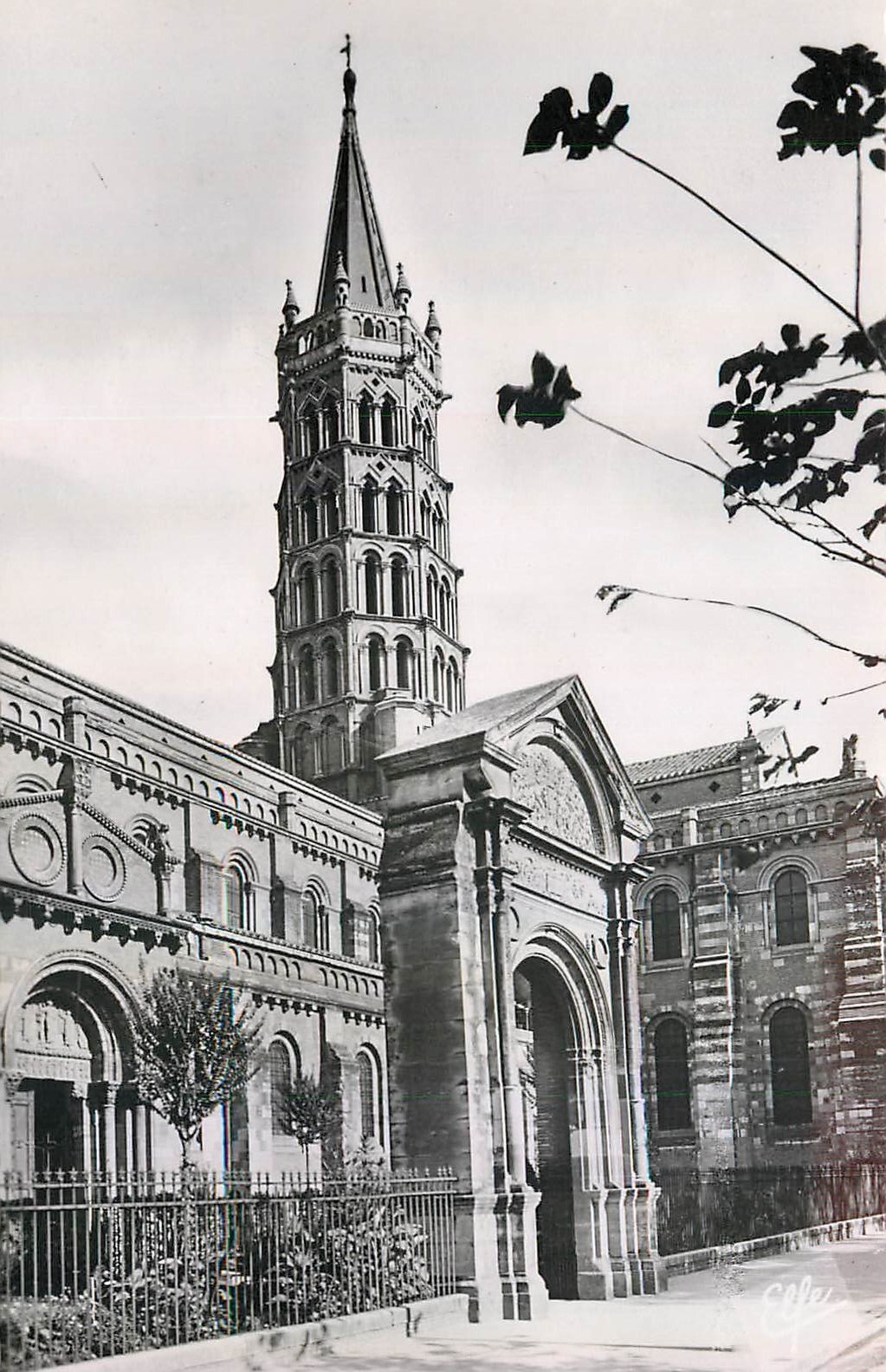 CPM Toulouse Clocher de la Basilique St Sernin et Porte Miegeville 