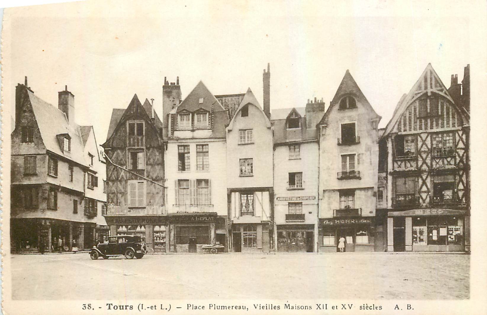 CPA Tours Place Plumereau Vielles Maisons XII et XV siecles 