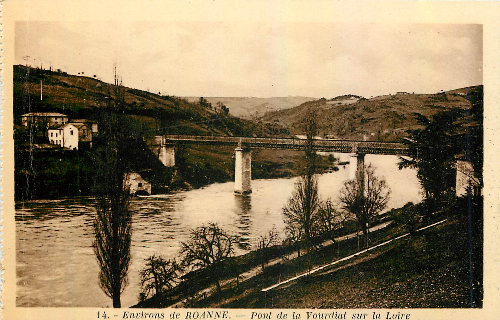 CPA Environs de Roanne Pont de la Vourdial sur la Loire 