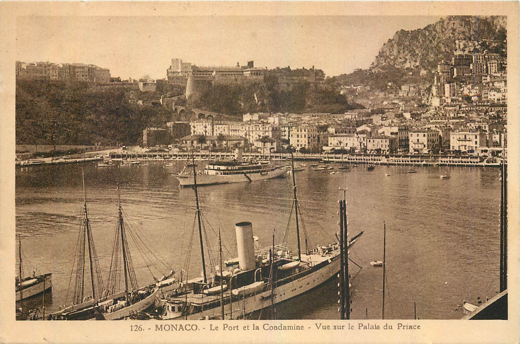 CPA Monaco Le Port et la Condamine Vue sur le Palais du Prince Bateau