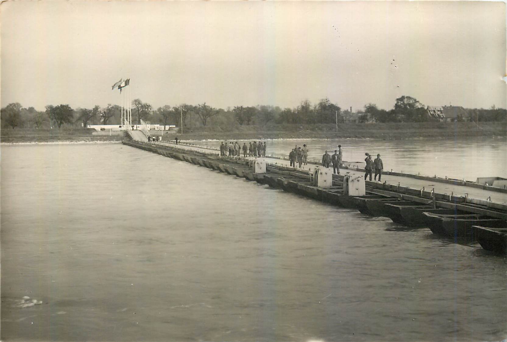 CPA Maxau pres de Karlsruhe Pont de bateaux avce le rivage americain Militaria