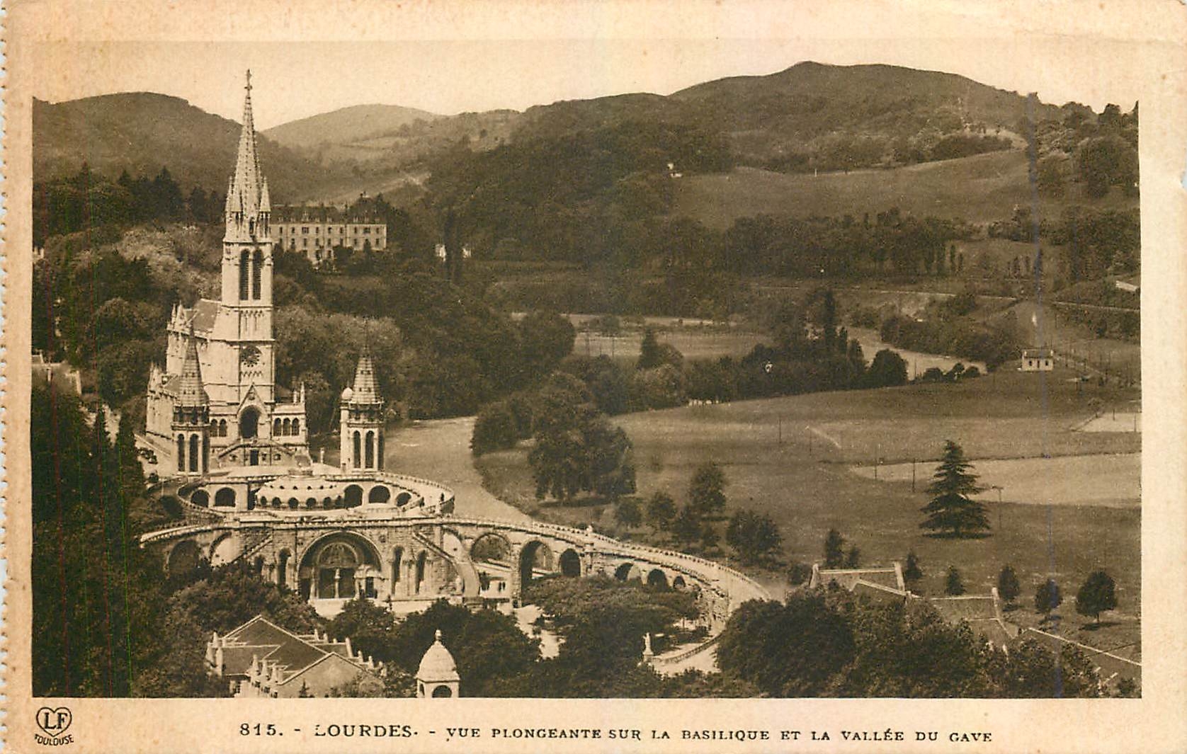 CPA Lourdes Vue Plongeante sur la Basilique et la Vallee du Gave 