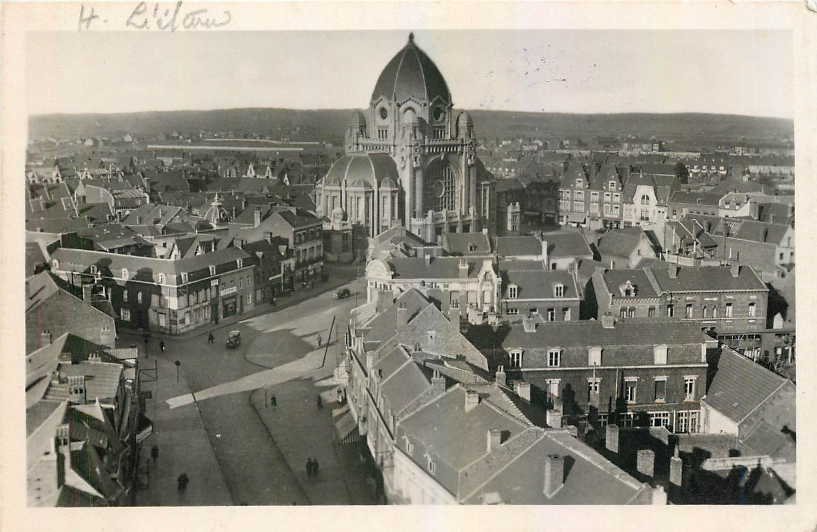 CPA Henin Lietard Pas de Calais Vue Generale sur l'Eglise Saint Martin 