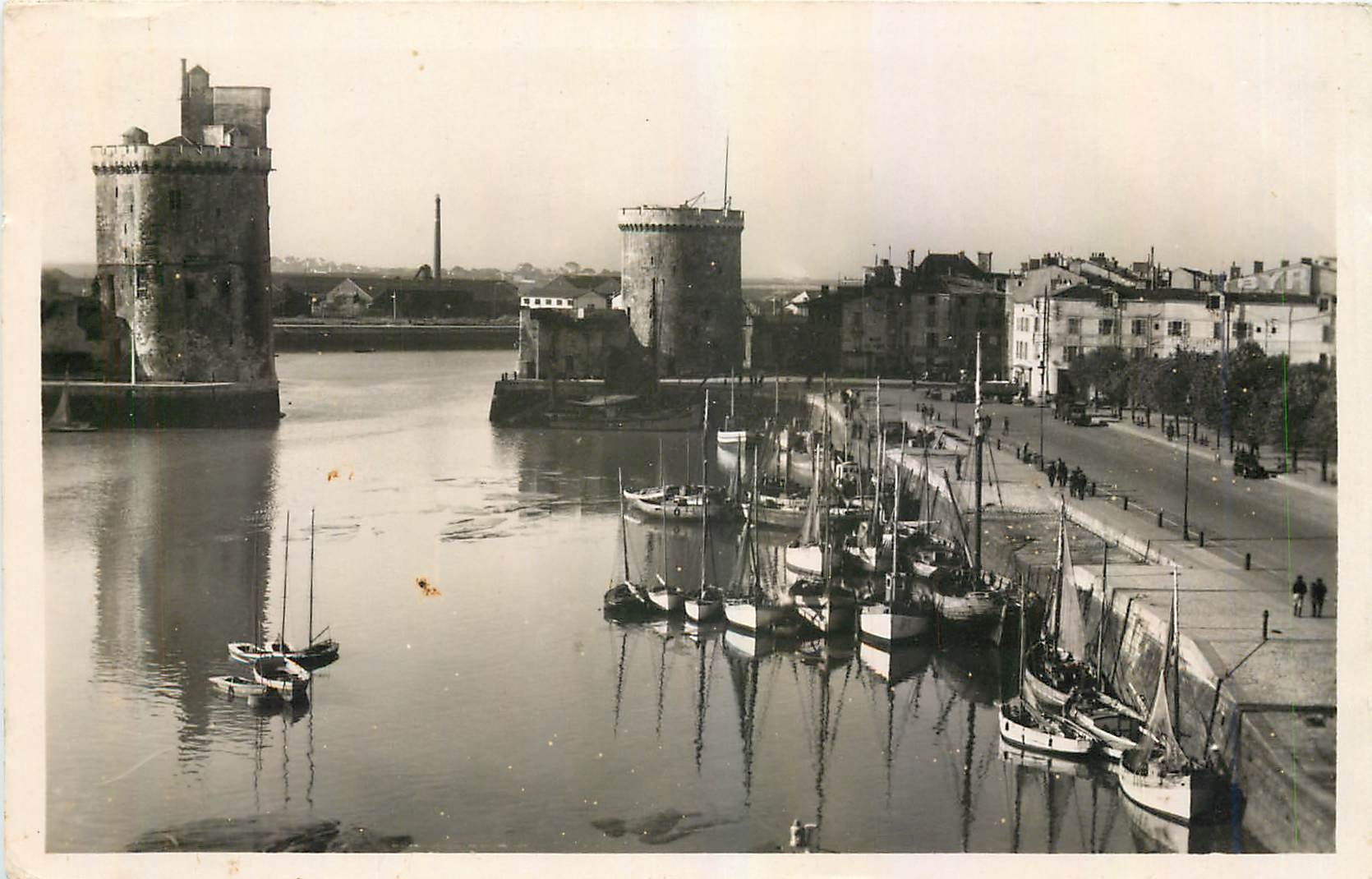 CPA La Rochelle Le Port a basse Mer Bateaux