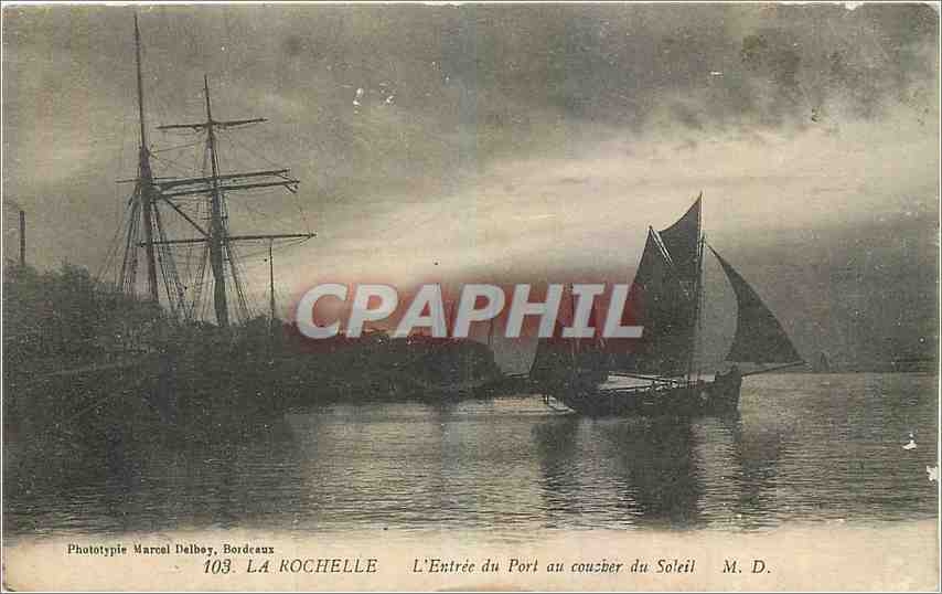 CPA La Rochelle L'Entree du Port au coucher du Soleil Bateaux