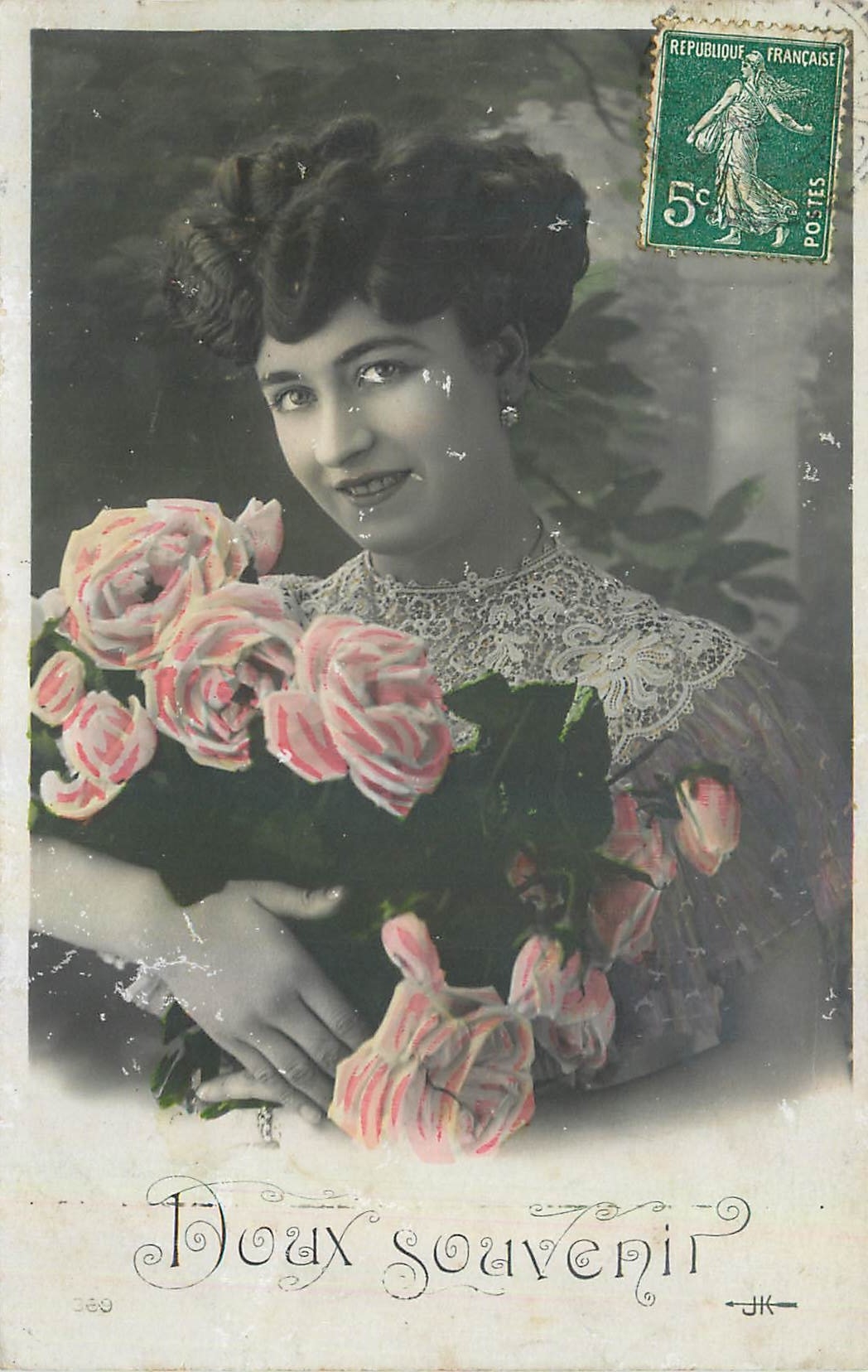 Jeune femme avec bouquet de roses — Doux souvenir — JK, n°369
