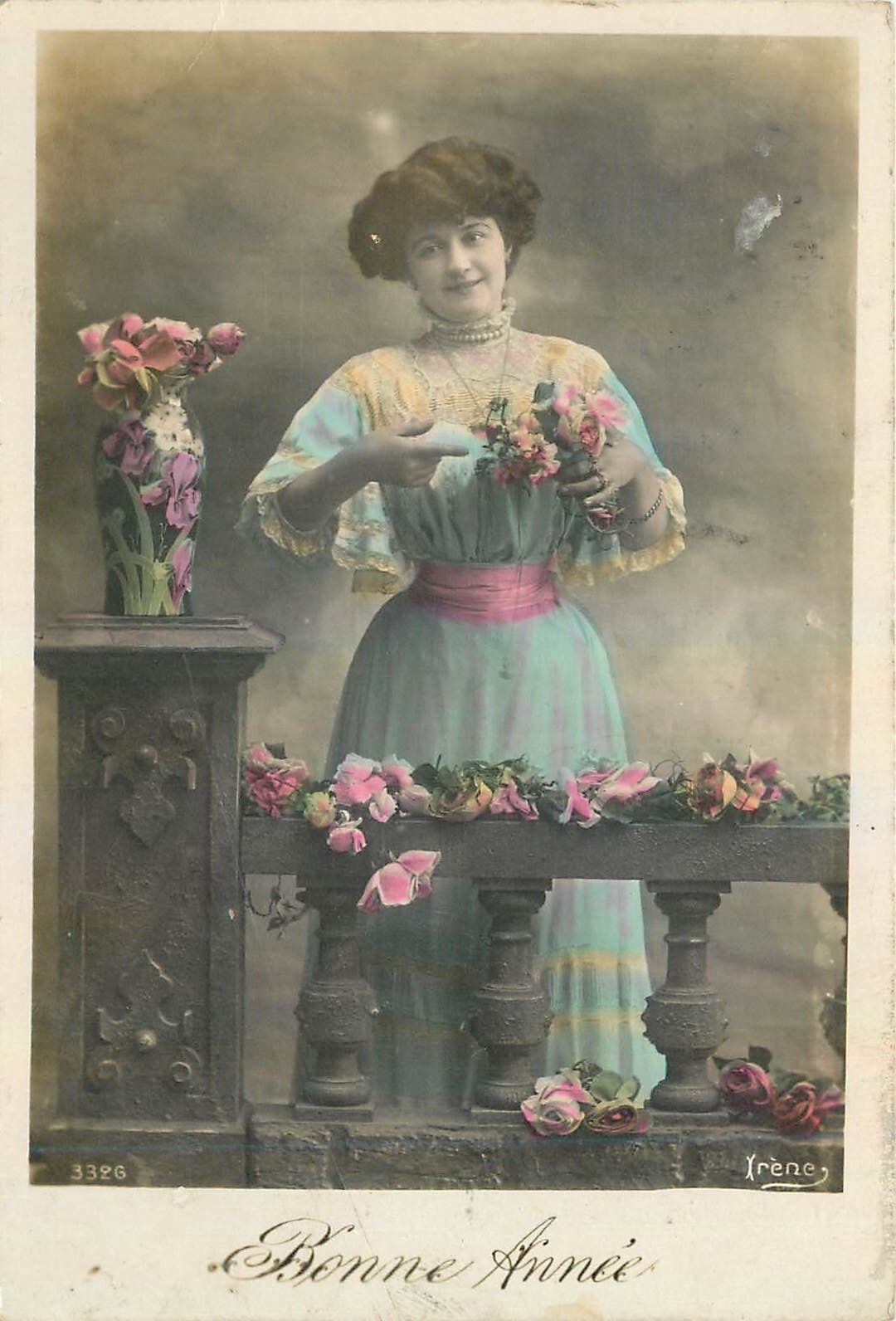 Femme en robe bleue tenant des fleurs — Bonne Année — Irène, n° 3326