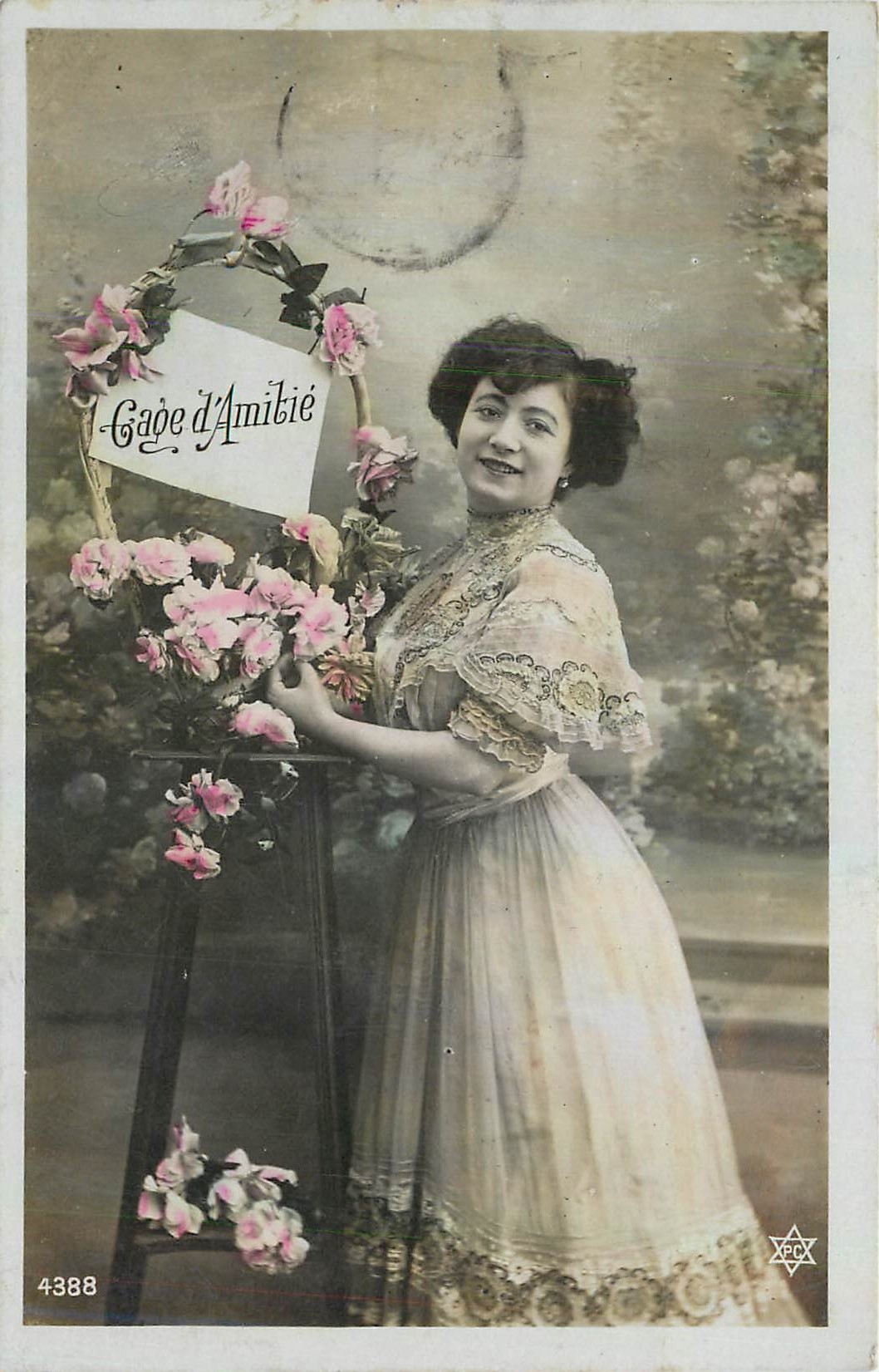 Femme en robe à motifs — Gage d'Amitié — XECK, n° 4388
