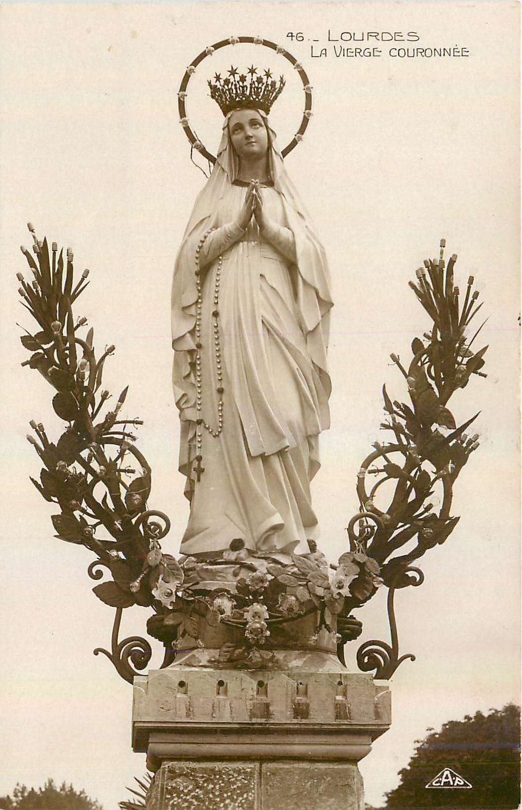 CPA Lourdes La Vierge Couronnee 