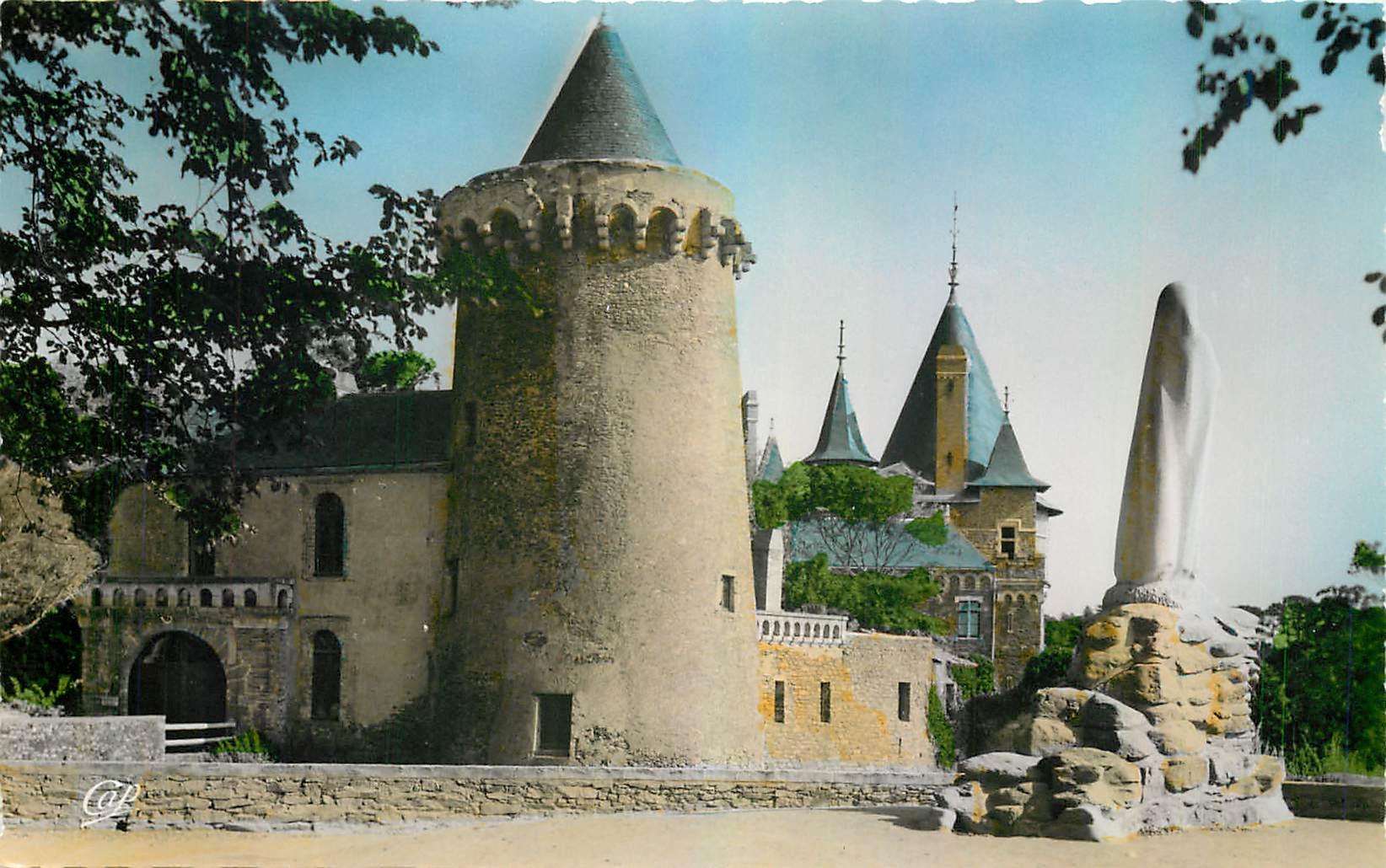 CPM Pornic Le Donjon et Notre Dame de la Recouvrance 