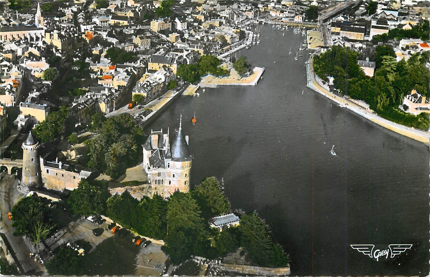 CPM Pornic Loire Inf Au premier plan le Chateau 