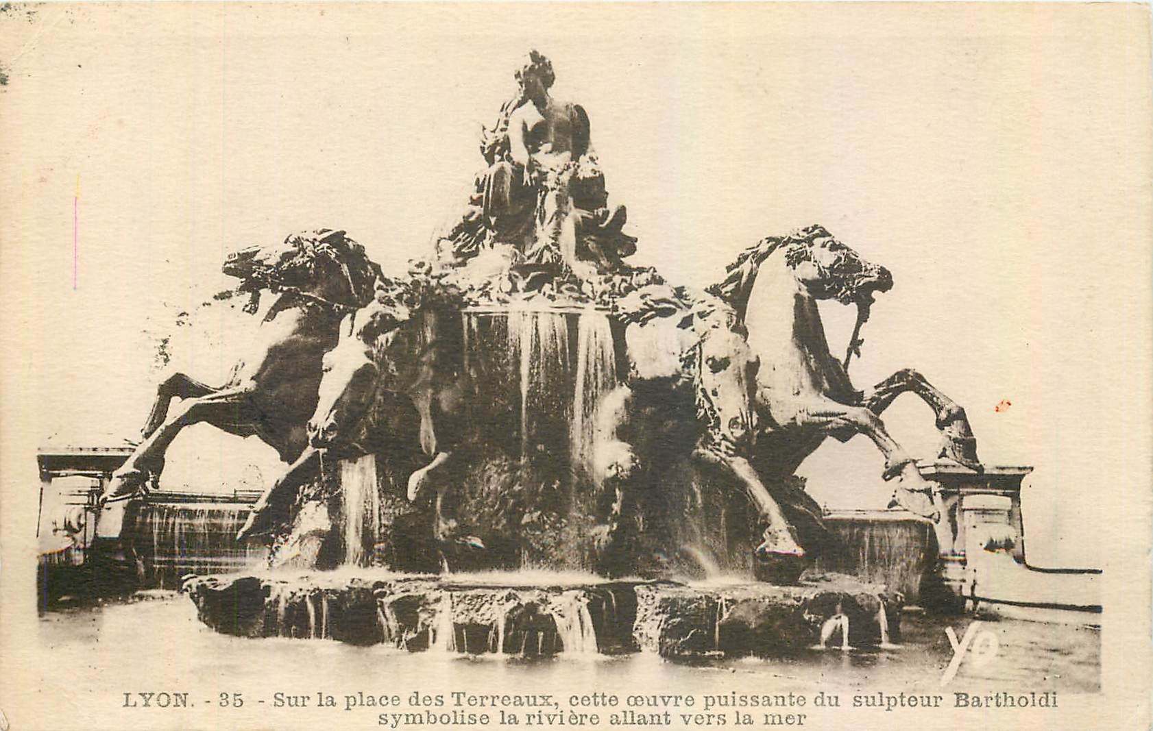 CPA Lyon Sur la place des Terreaux 