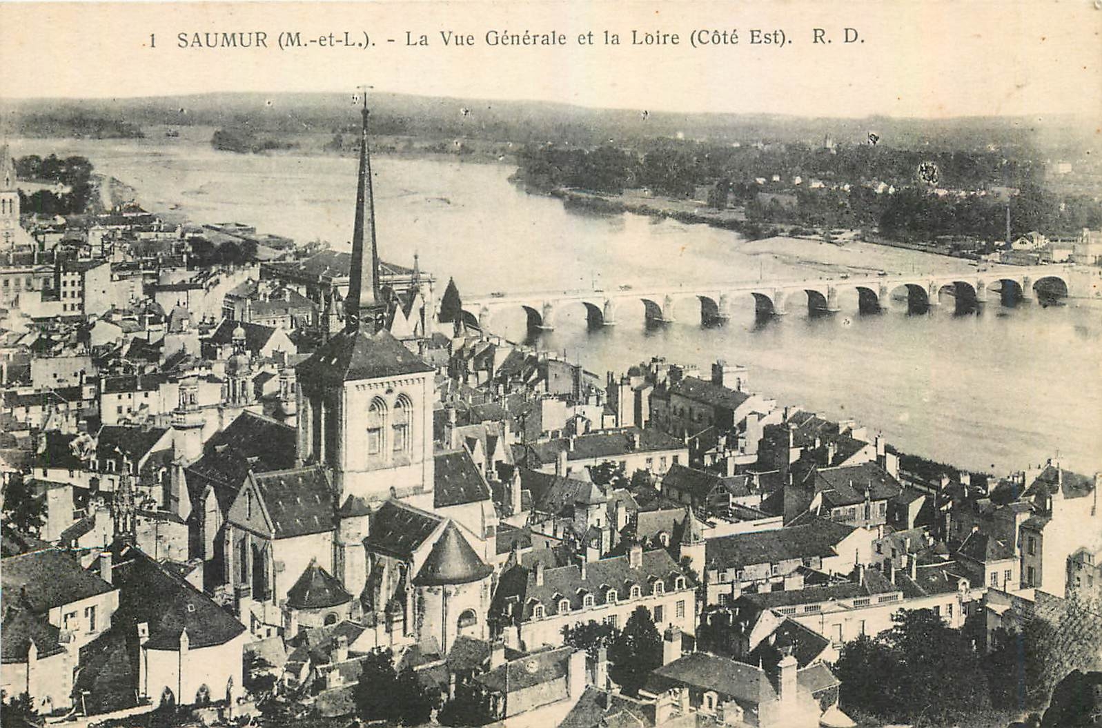 CPA Saumur M et L La Vue generale et la Loire 