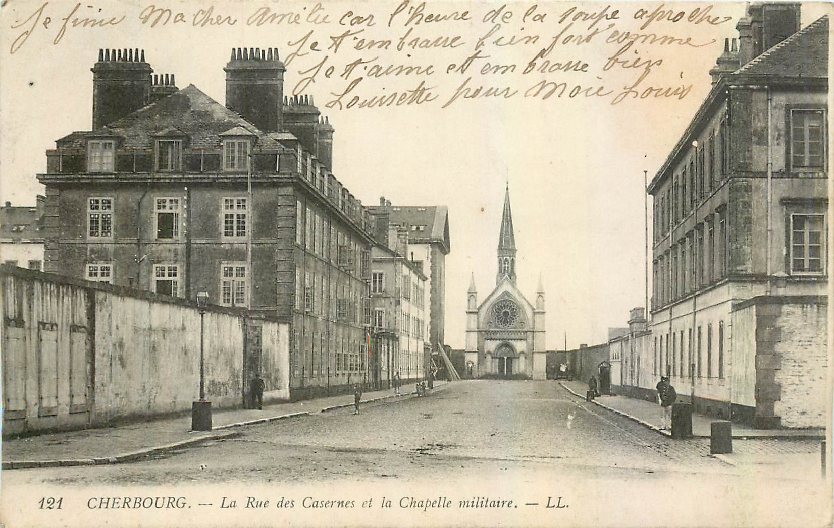 CPA Cherbourg La Rue des Casernes et la Chapelle militaire 