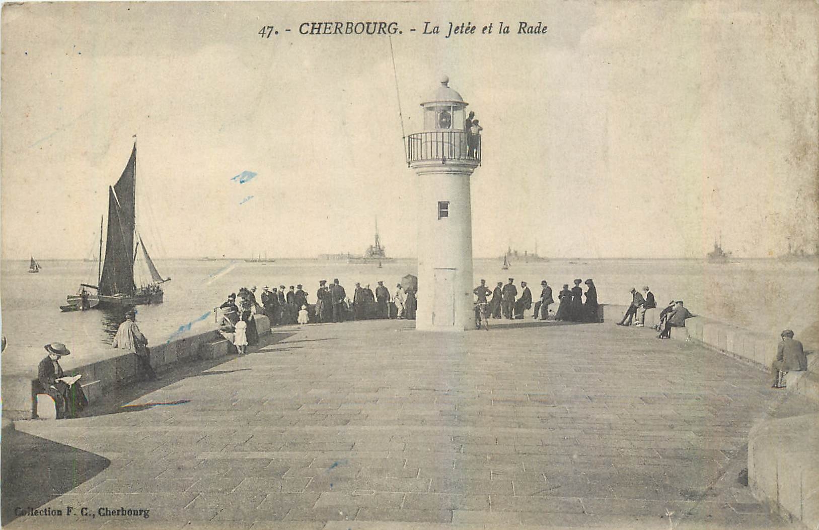 CPA Cherbourg La Jetee et la Rade Phare Bateau