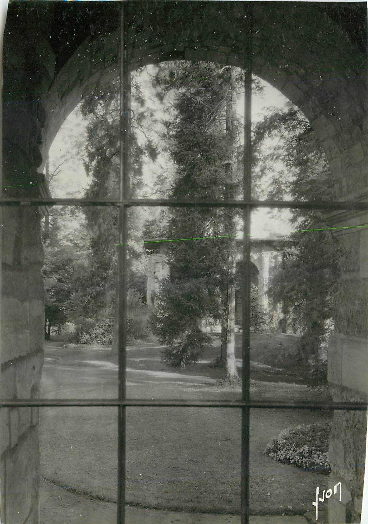 CPM Coulommiers S et M Le parc des Capucines 