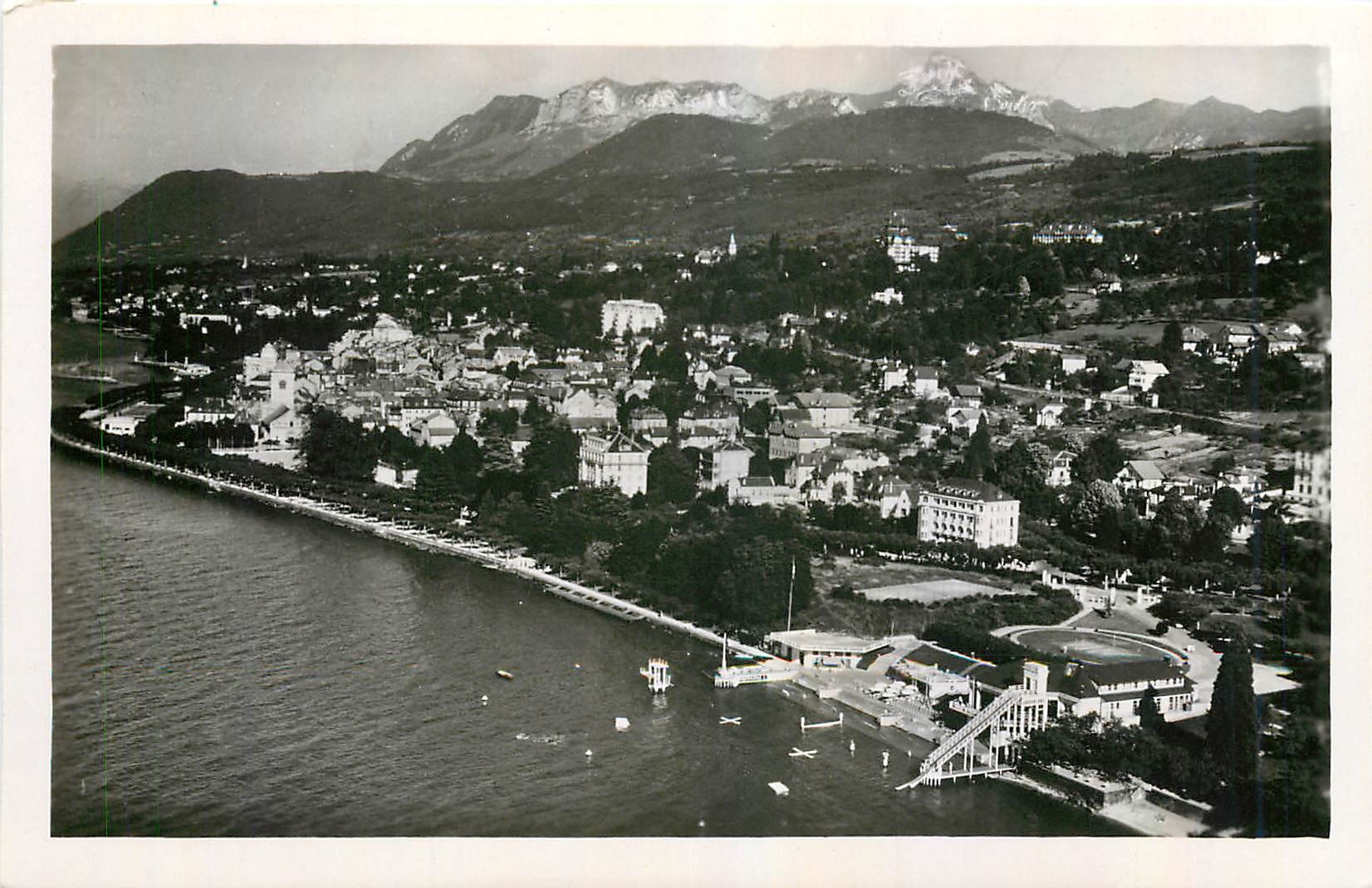 Évian-les-Bains — La Plage, la Ville et le Massif de la Dent d'Oche — Photo aérienne J. Cellard, Lyon