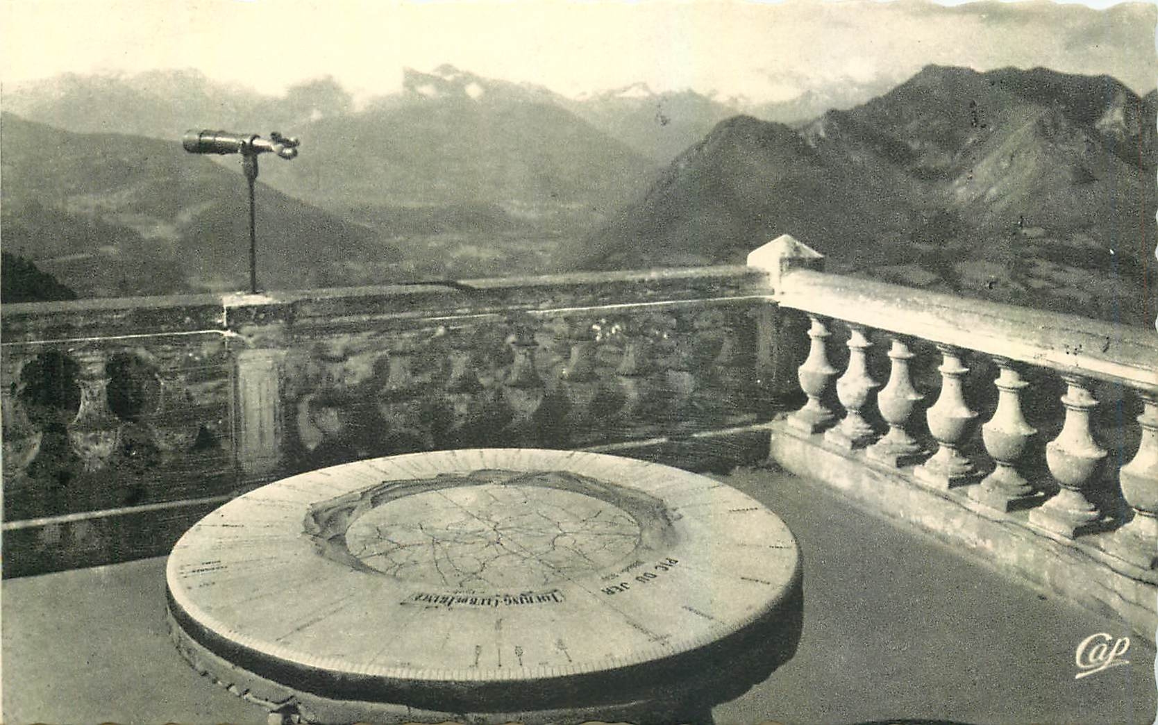 Vue du Pic du Jer — Table d'Orientations — Édition spéciale Magasins du Pic du Jer - Recto
