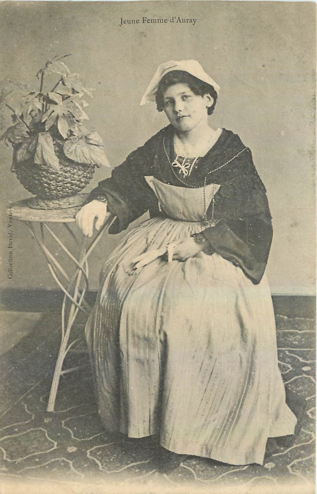 CPA Jeune Femme d'Auray Folklore
