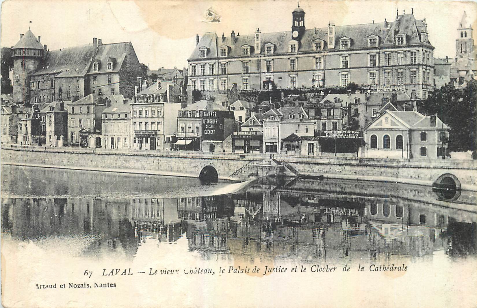 CPA Laval Le vieux Chateau le Palais de Justice et le Clocher de la Cathedrale 
