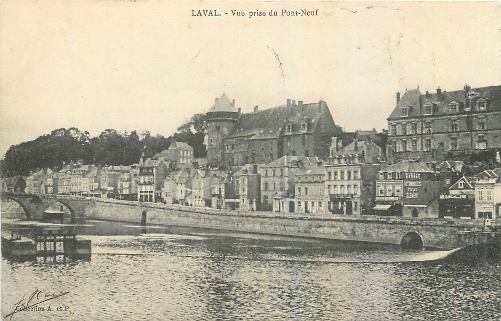 CPA Laval Vue prise du Pont Neuf 