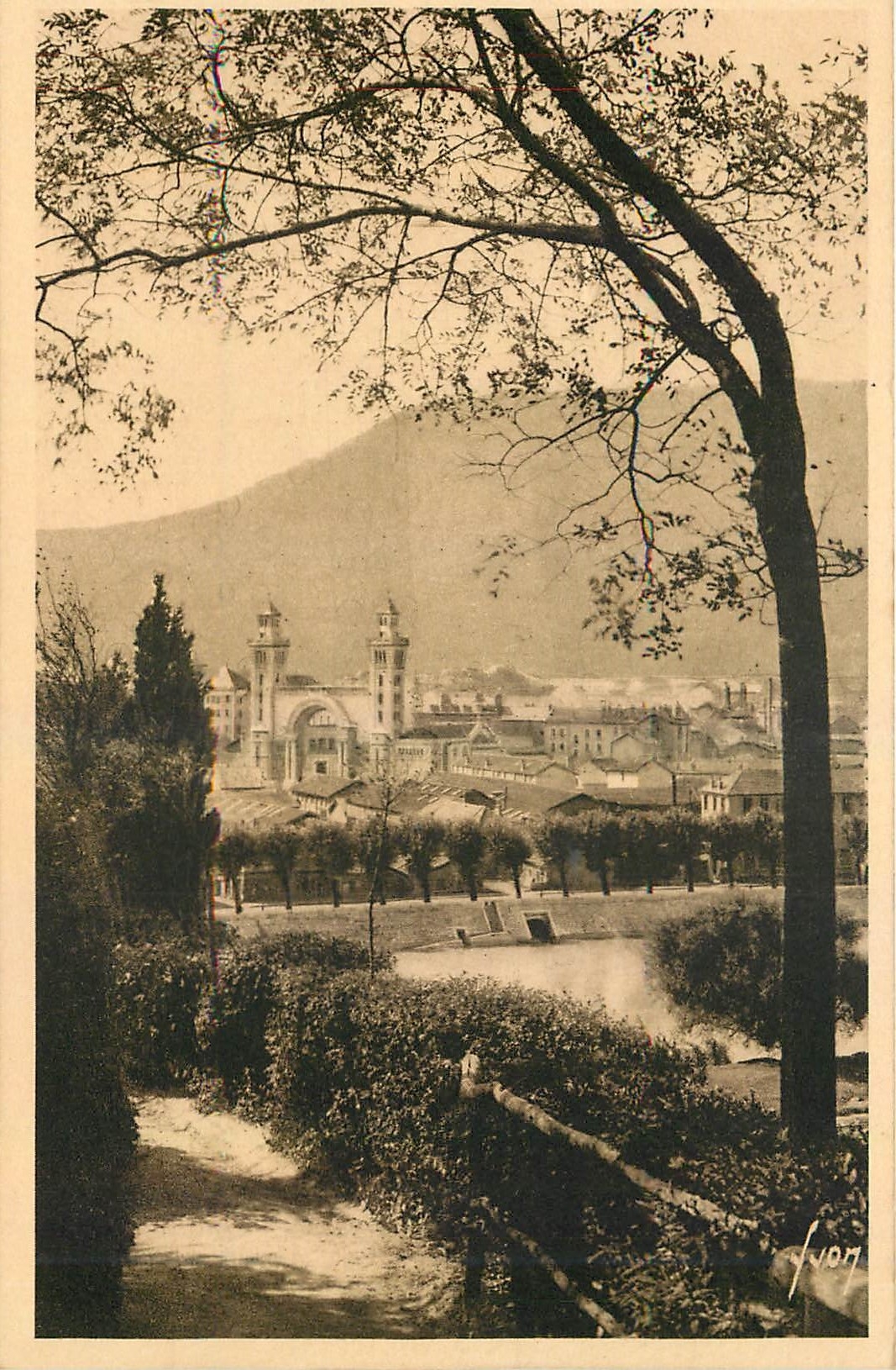 Grenoble (Isère) — L'Église du Sacré-Cœur, vue du Jardin des Dauphins — Les Éditions d'Art Martel, Paris