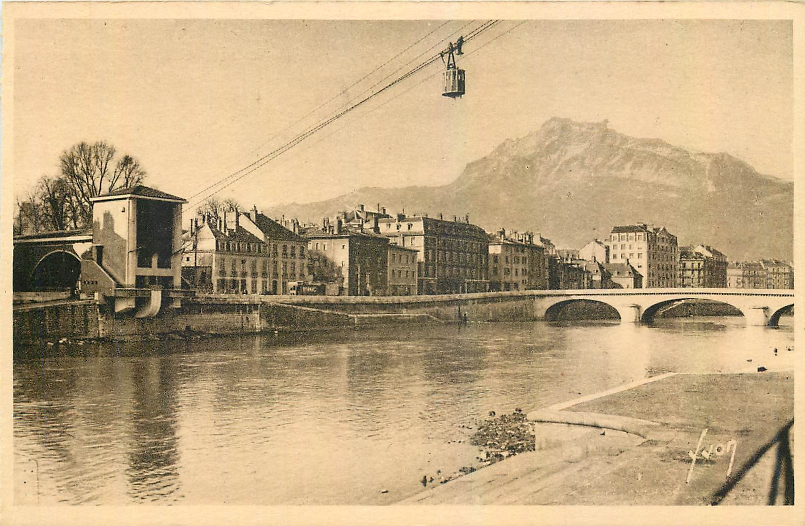 Grenoble (Isère) — Les Quais - Au fond, le Moucheterotte — Les Éditions d'Art Nouveau, Paris