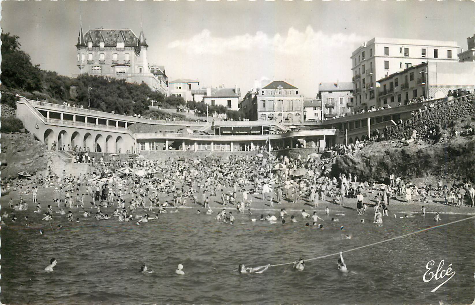 CPM Biarritz Basses Pyrenees La Plage du Port Vieux 