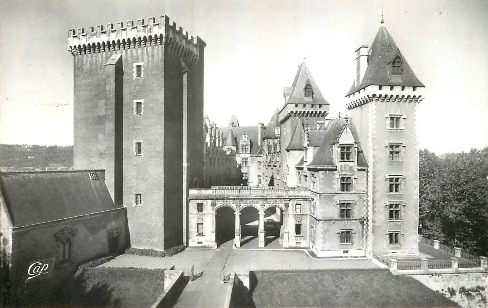 CPM Pau B Pyr Le Chateau Facade Est Le Donjon 