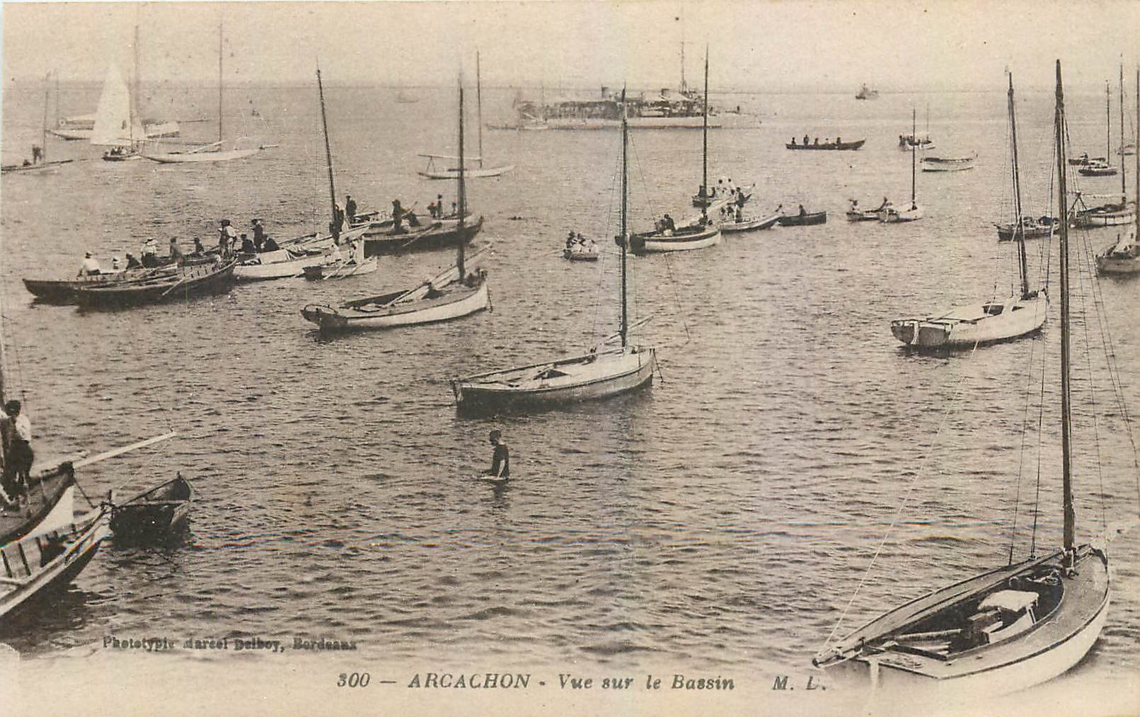 CPA Arcachon Vue sur le Bassin Bateaux