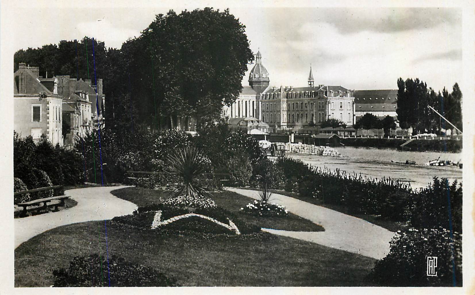 CPA Chateau Gontier Le Jardin des quais 