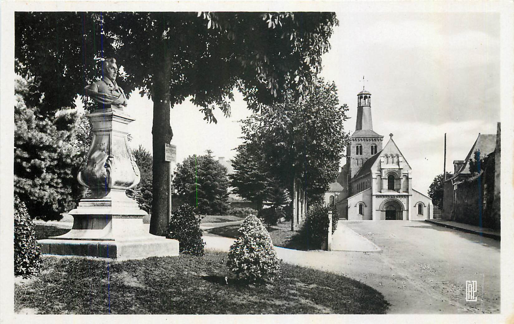 CPA Chateau Gontier Statue du Poete Loyson et l'Eglise St Jean 