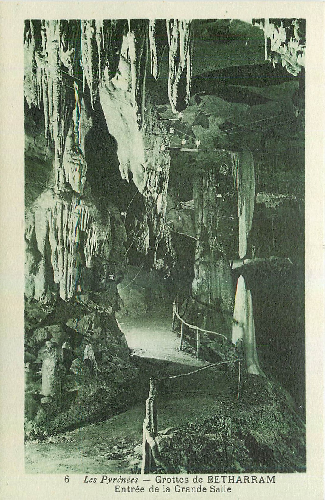 CPA Les Pyrenees Grottes de Betharram Entree de la Grande Salle 