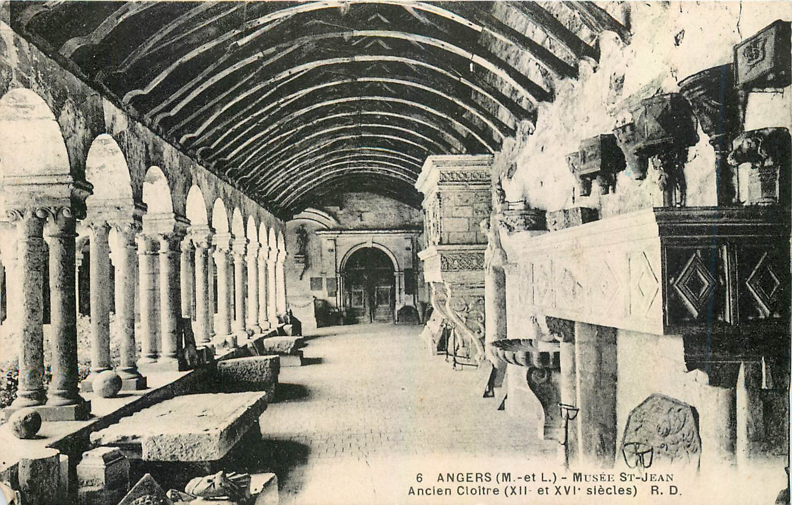 CPA Angers M et L Musee St Jean Ancien Cloitre 