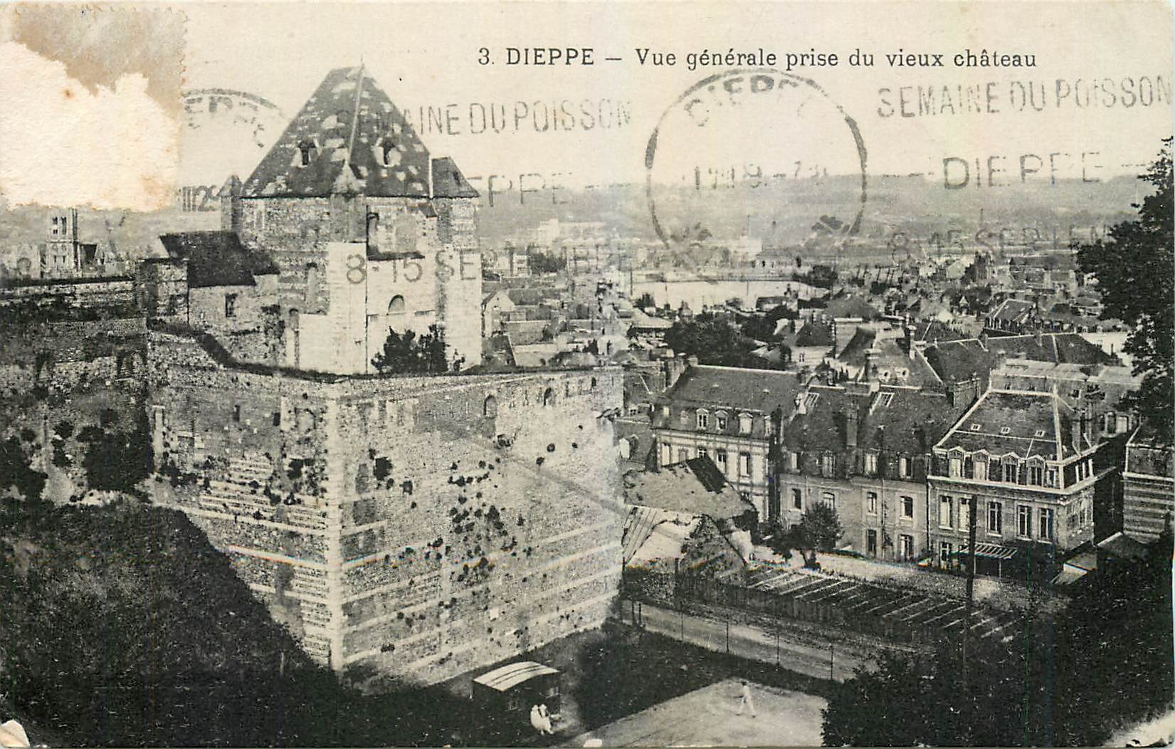 CPA Dieppe Vue generale prise du vieux chateau 