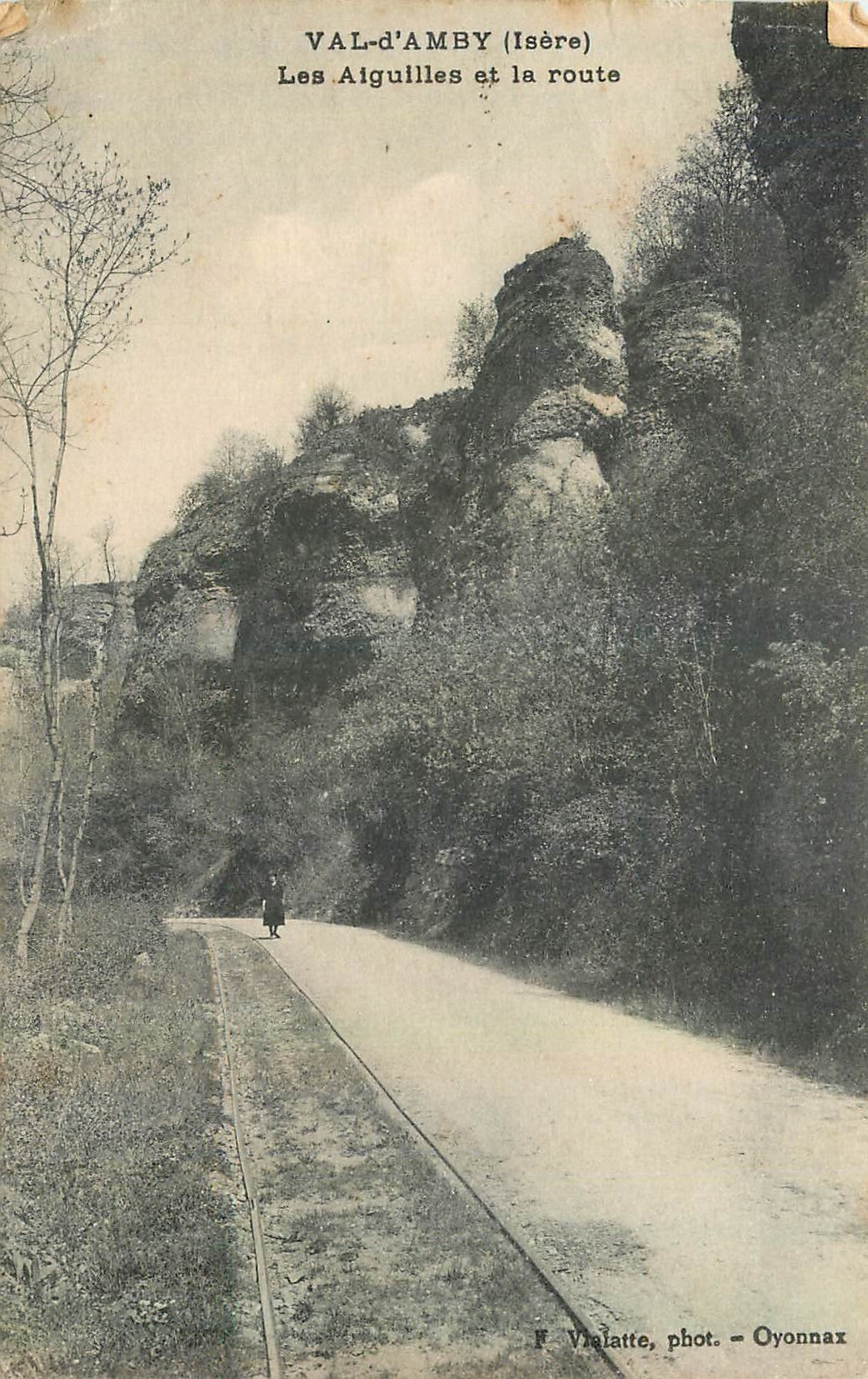Val-d'Amby (Isère) — Les Aiguilles et la route — F. Vialatte, phot. - Oyonnax