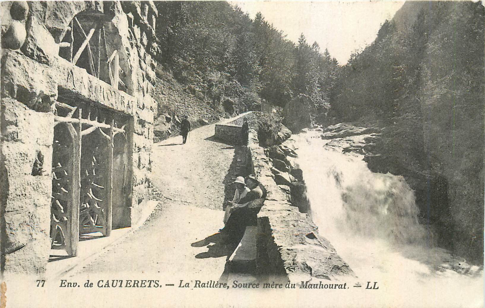 CPA Env de Cauterets La Raillere Source mere du Mauhourat 
