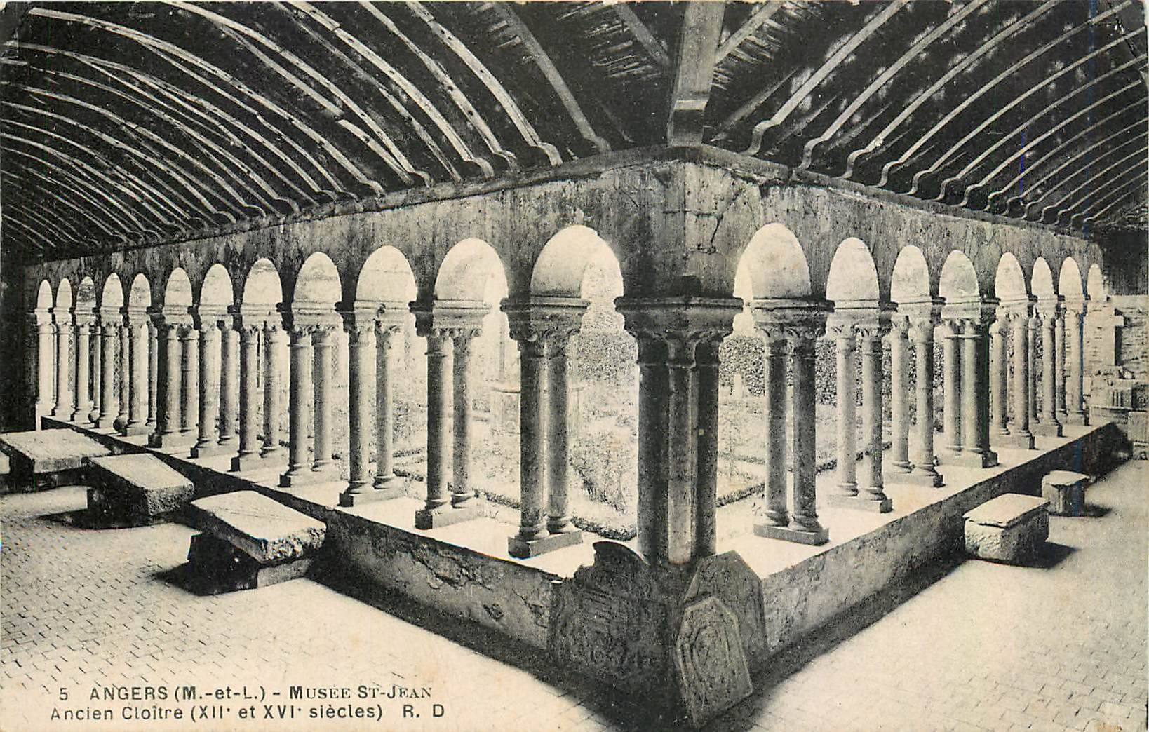 CPA Angers M et L Musee St Jean Ancien Cloitre 