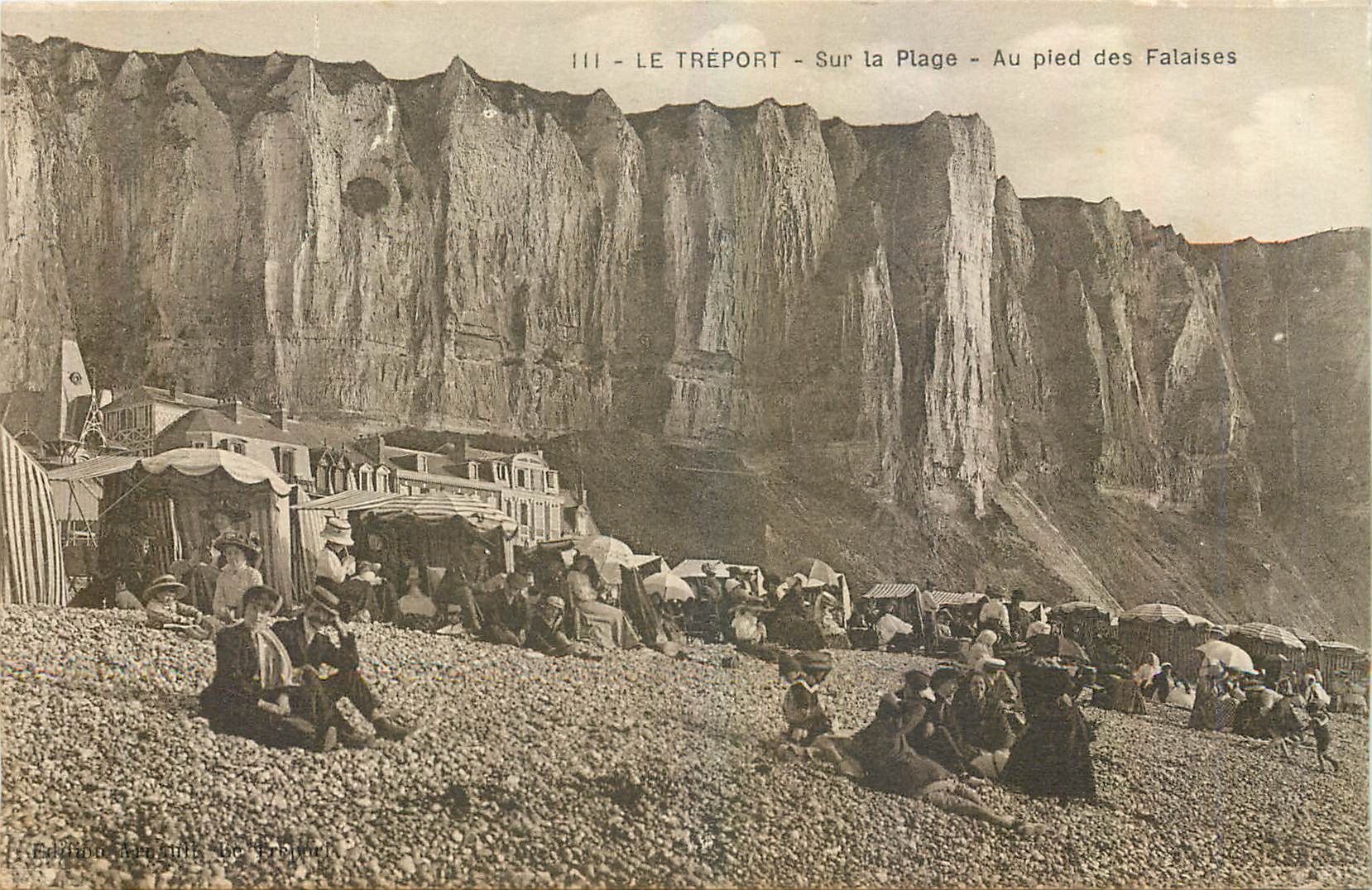 CPA Le Treport Sur la Plage Au pled des Falaises 