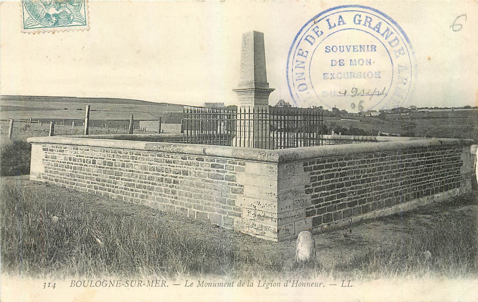 CPA Boulogne sur Mer Le Monument de la Legion d'Honneur 