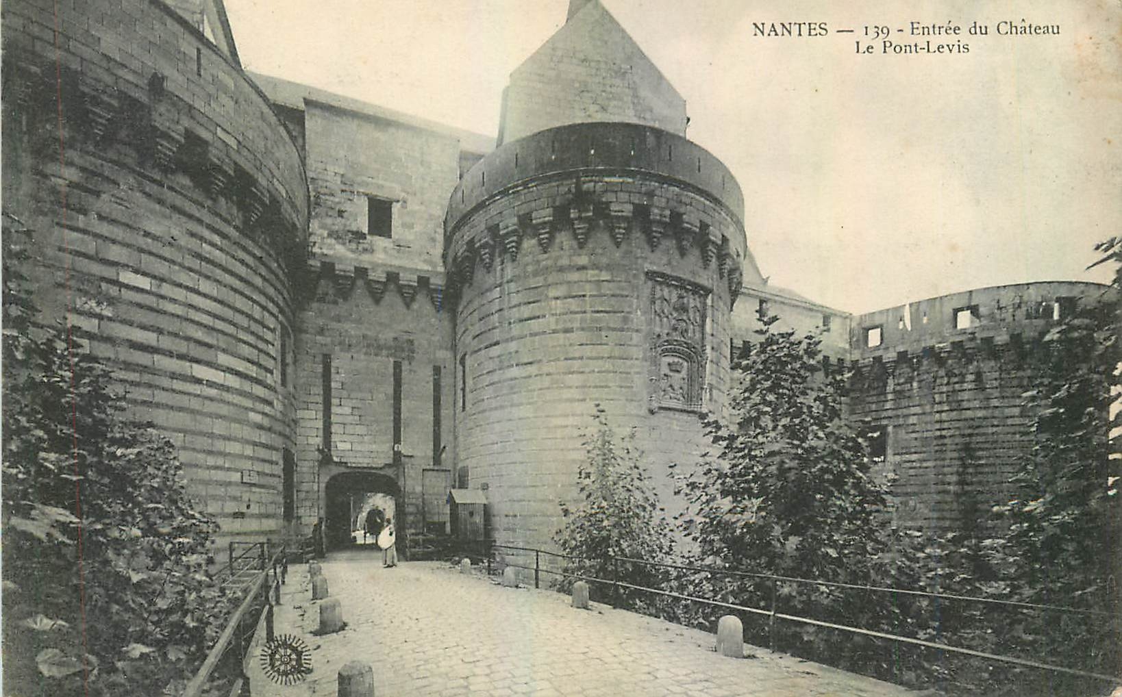 CPA Nantes Entree du Chateau Le Pont Levis 