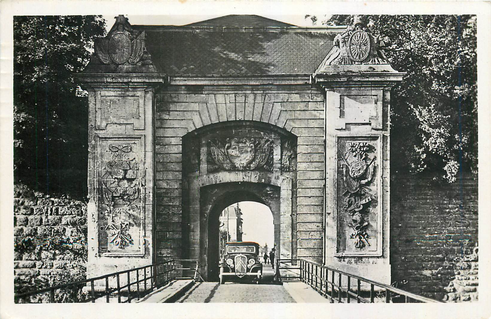 Porte de France — Longwy — éditeur LESCHEL, n°10
