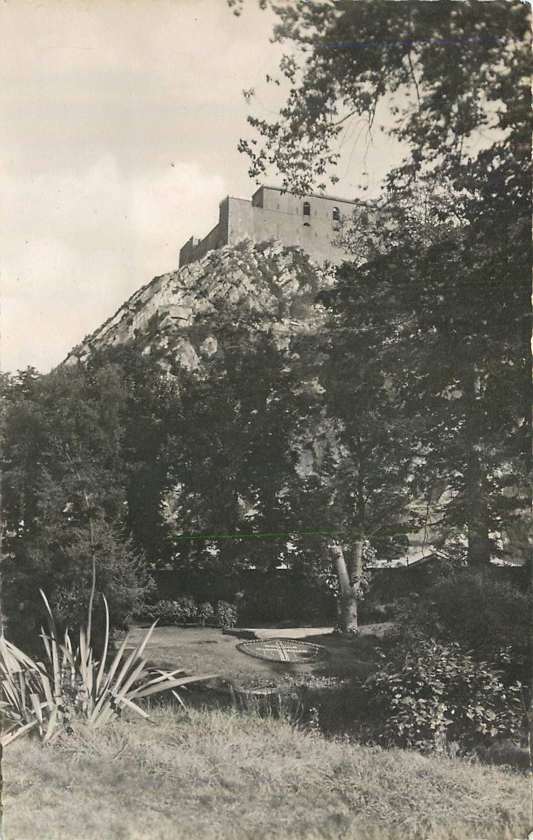 CPM Cherbourg Manche Un coin du Jardin Public et le Fort du Roule 