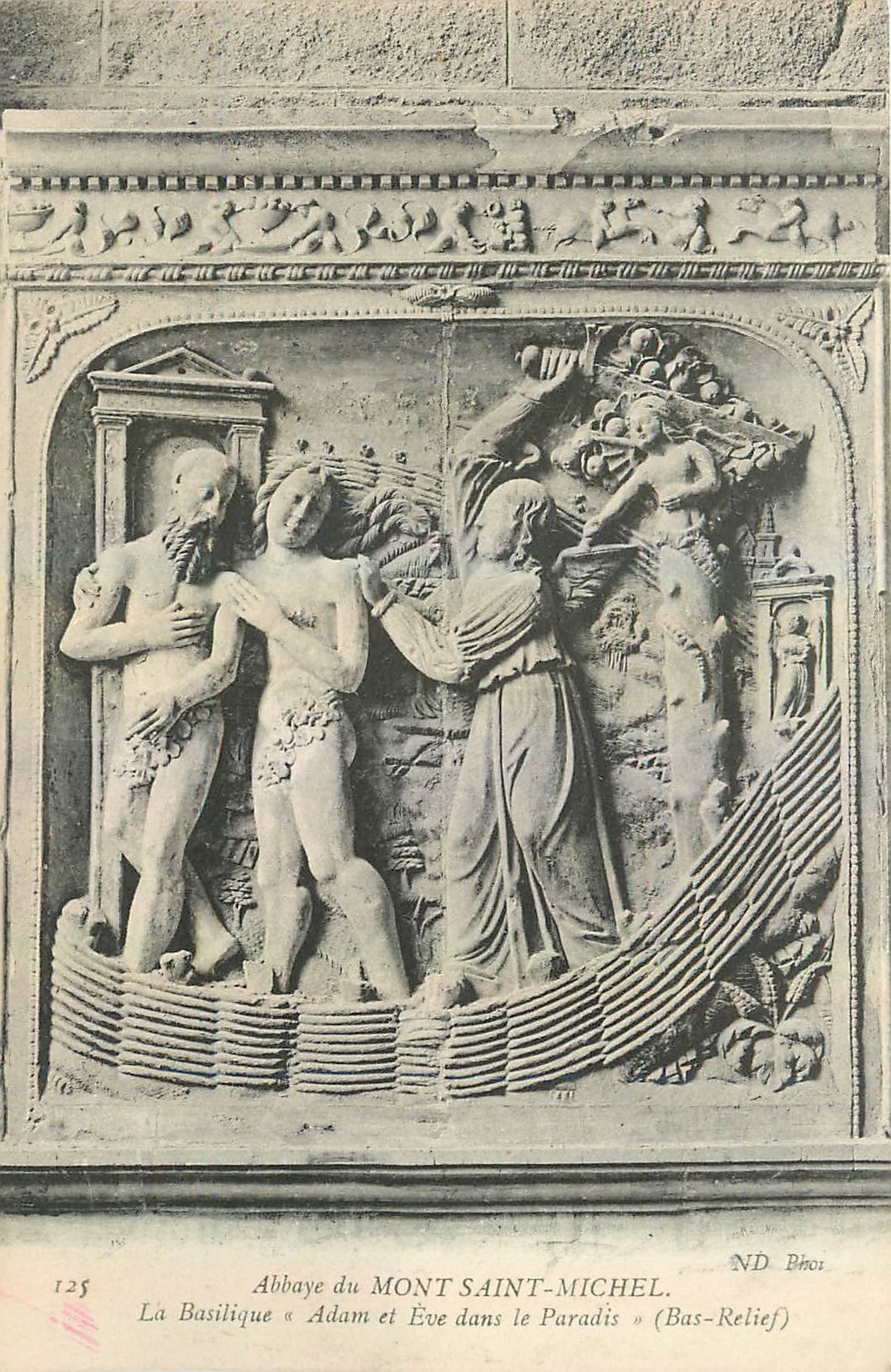 CPA Abbaye du Mont Saint Michel La Basilique Adam et Eve dans le Paradis Bas relief