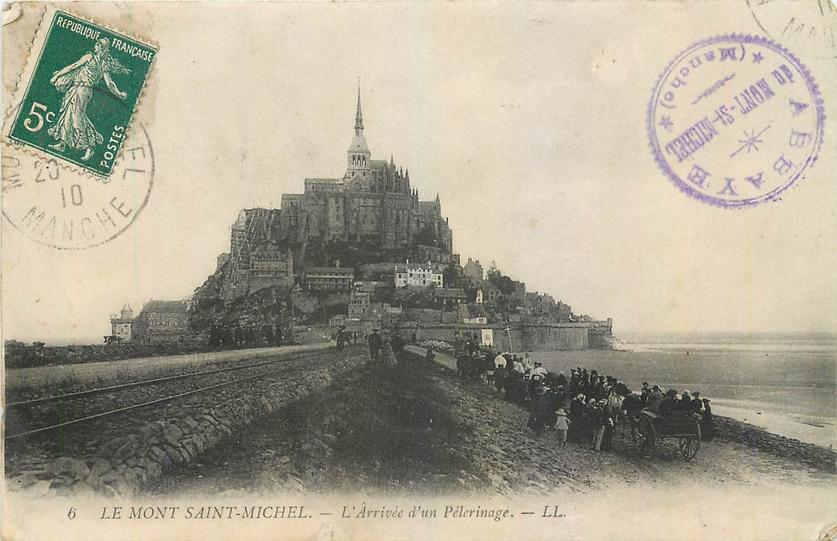 CPA Le Mont Saint Michel L'Arrivee d'un Pelerinage 